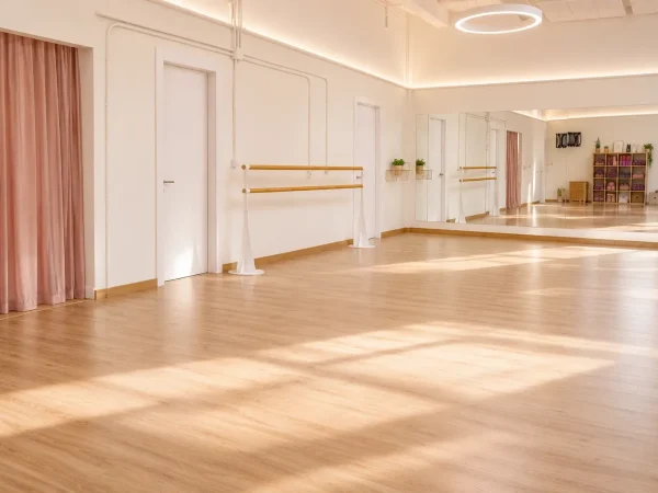 sala grande del estudio parallel donde se ve una barra de ballet y una cortina rosa.