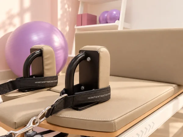 parte de un reformer de pilates colocado en una sala pequeña.